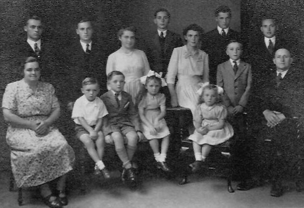 File:An18WinterVibert&Family.jpg