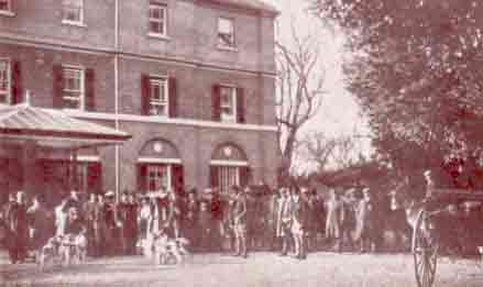The hunt meets at Government House in 1905