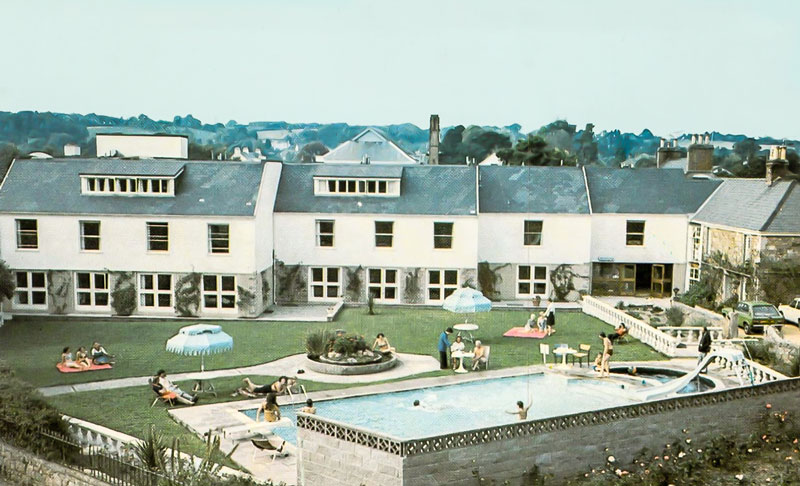 File:FT25GrouvilleBayHotel.jpg