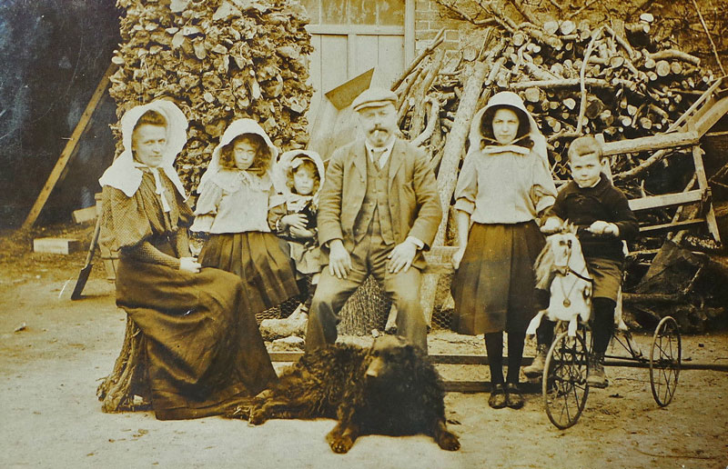 File:E17GrouvilleFamily1903.jpg