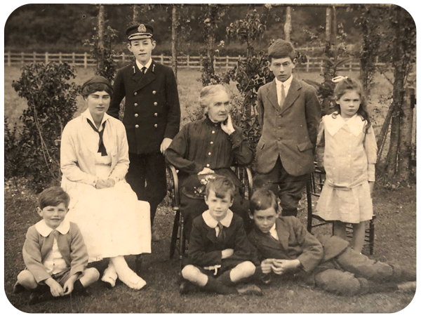 File:An24EdithPhillipaBeatyPownall(Pipon)&Grandchildren.png