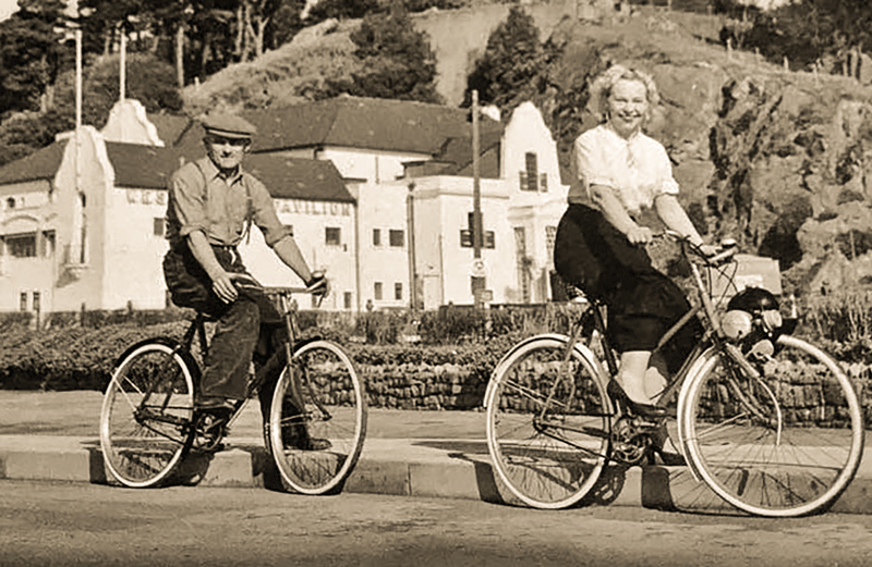 File:FT24BicycleTourists1949.png