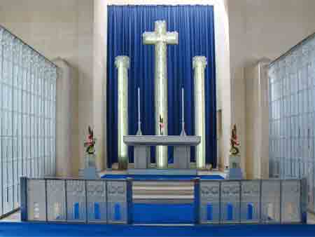 File:Glass-Church-interior2.jpg