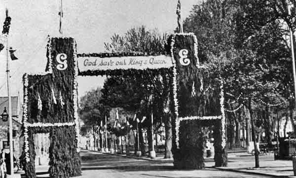 File:0801ParadeArch1937.jpg