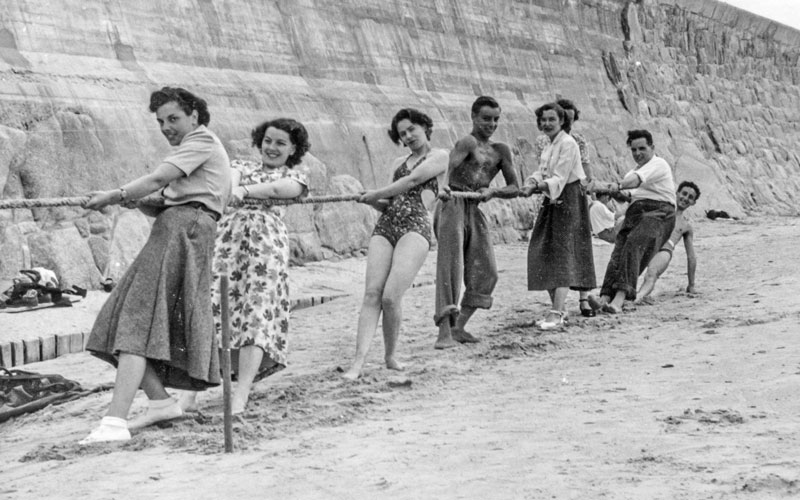 File:TP20BeachTugOfWar1950.jpg