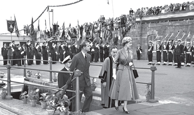 File:J20QueenArrives1957.jpg