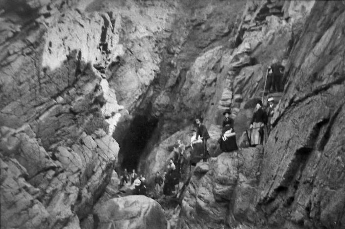 File:D16CaveVisit1900.jpg