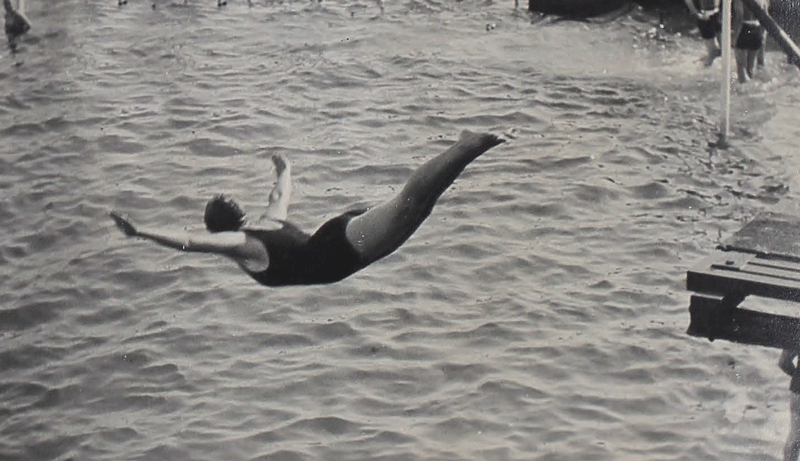 File:H25JSCLabeyAlbum1928SwallowDive.png