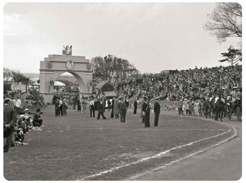 File:CW23CoronationPageant1937c.png