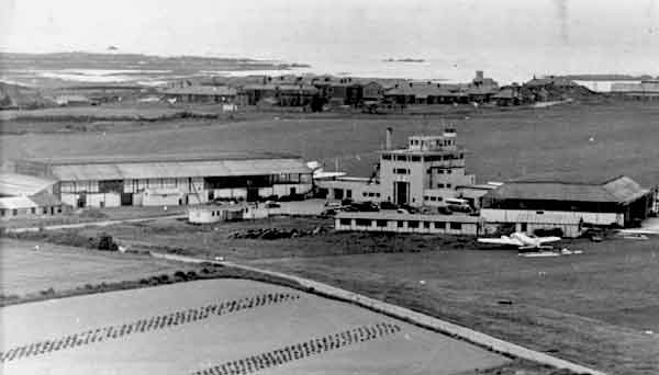 File:Airport1948BarracksBehind.jpg