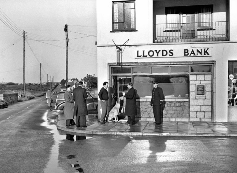 File:J19LloydsBankLesQuennevais1962.jpg