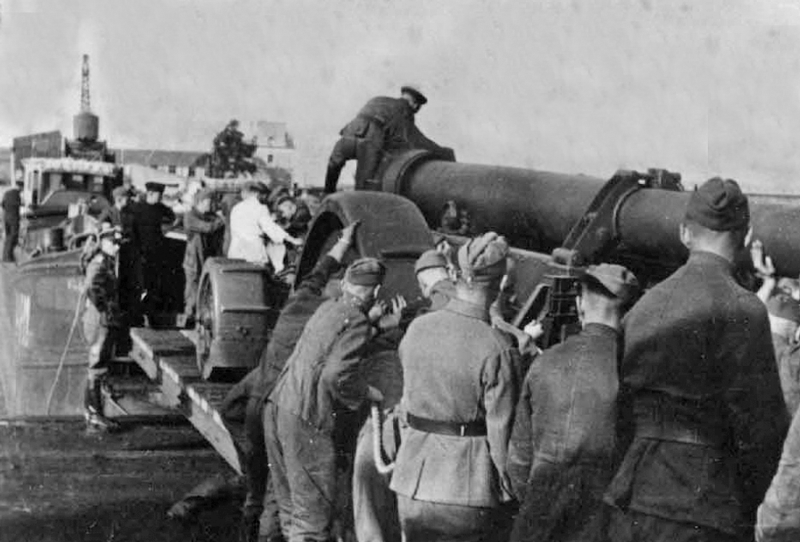 File:H25GermanWW2Album-17Unloading.png