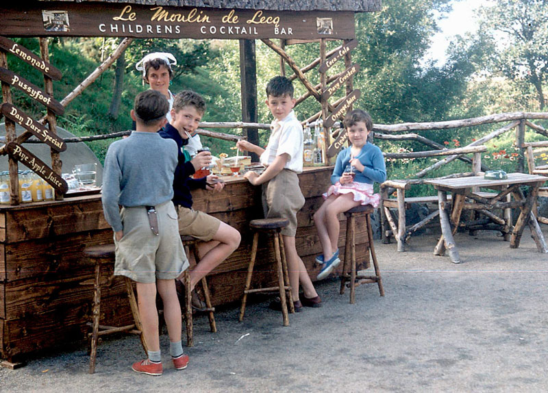File:F20MoulinDeLecqKidsBar1958.jpg