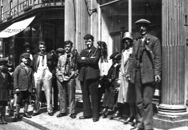 File:EB14MurattiSupporters1930s.gif