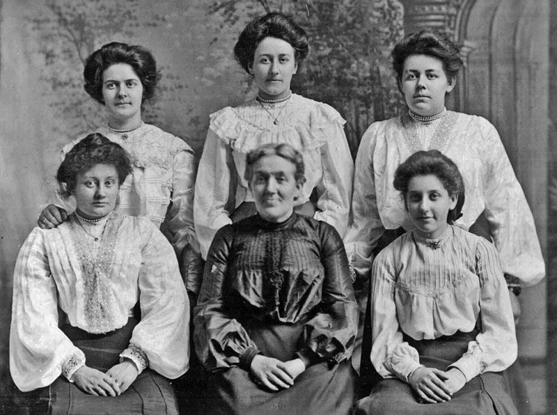 File:An18ElizaLeCornu(Roberts)Daughters1912.jpg