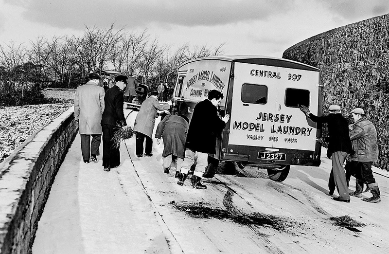 File:J25Snow22January1958a.jpg