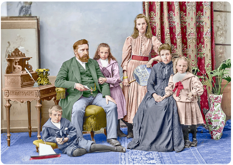 File:FT23OulessFamilyPortraitColour.png