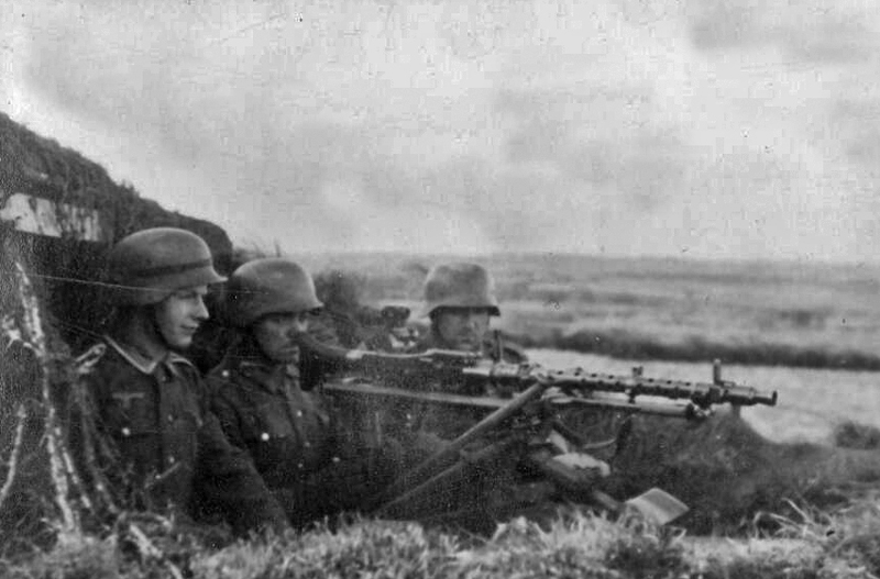 A three-man machine gun team at Wiederstandnest Jute, half way between Plemont and Greve de Lecq