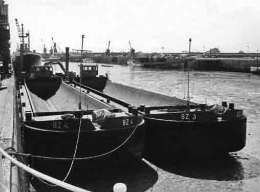 File:LaCollette1976MayDredgingBarges.jpg