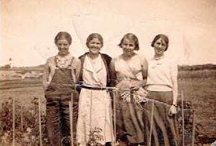 File:An18Dorothy,Flo,Gertrude,ElsieVibert.jpg