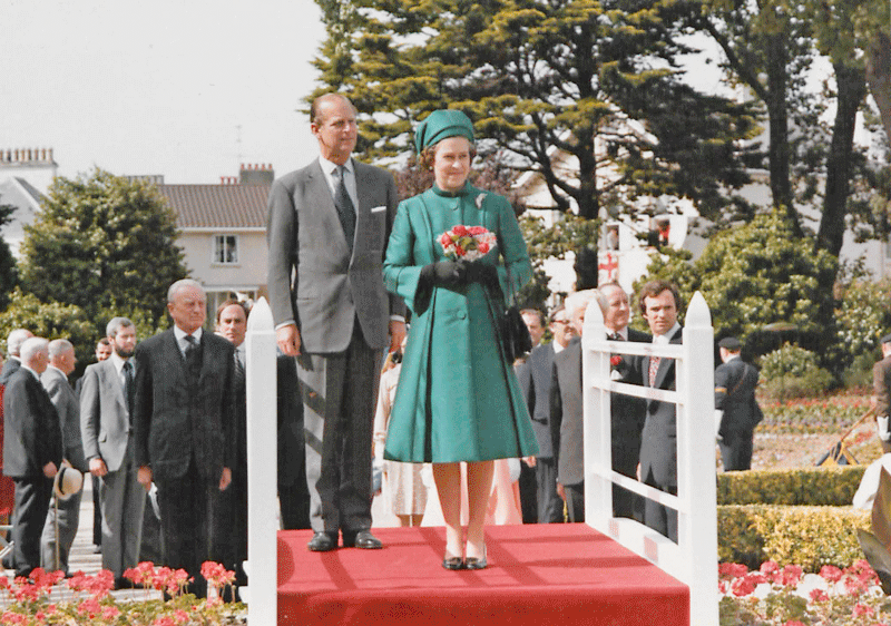 File:QueenVisit1978-19c.png