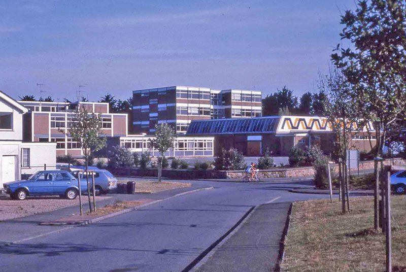 File:A20LesQuennevaisSchool.jpg
