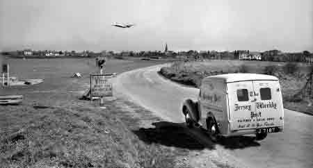 File:Airport-road-crossing-1948.jpg