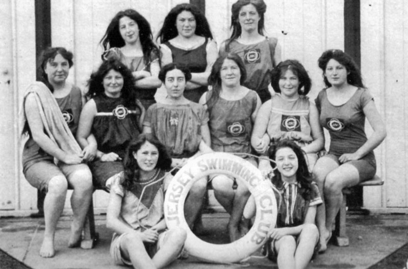 File:B18XmasSwim1907Ladies.jpg