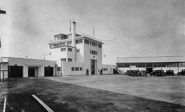 File:Airport1937Courtyard.jpg