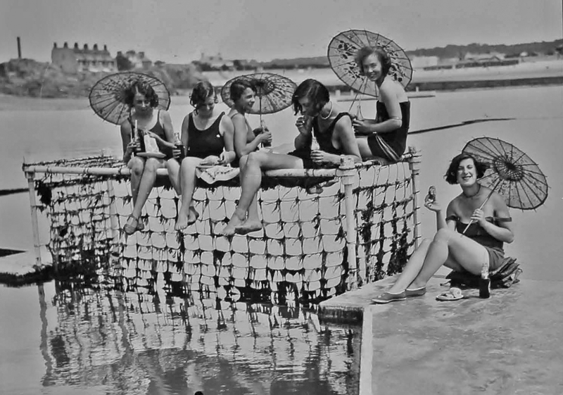 File:H25JSCLabeyAlbum1928ParasolGirls2.png