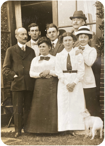 File:EmmaCranfieldSaunders(1858-1943)(R)&family.png