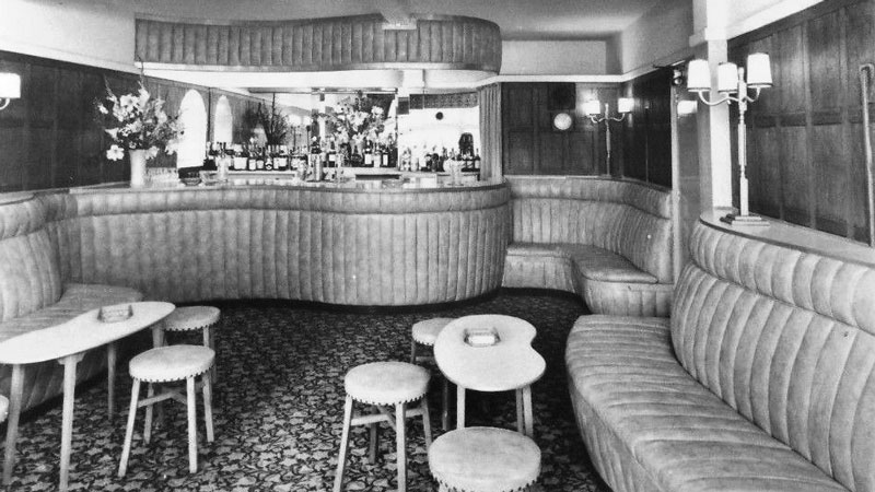File:E18AdelphiHotelPhil'sBar1960s.jpg