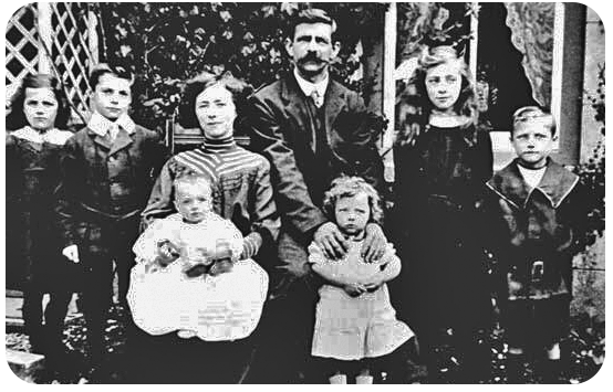 File:An23Henry&LauraGallie(Pinel)&family1901.png