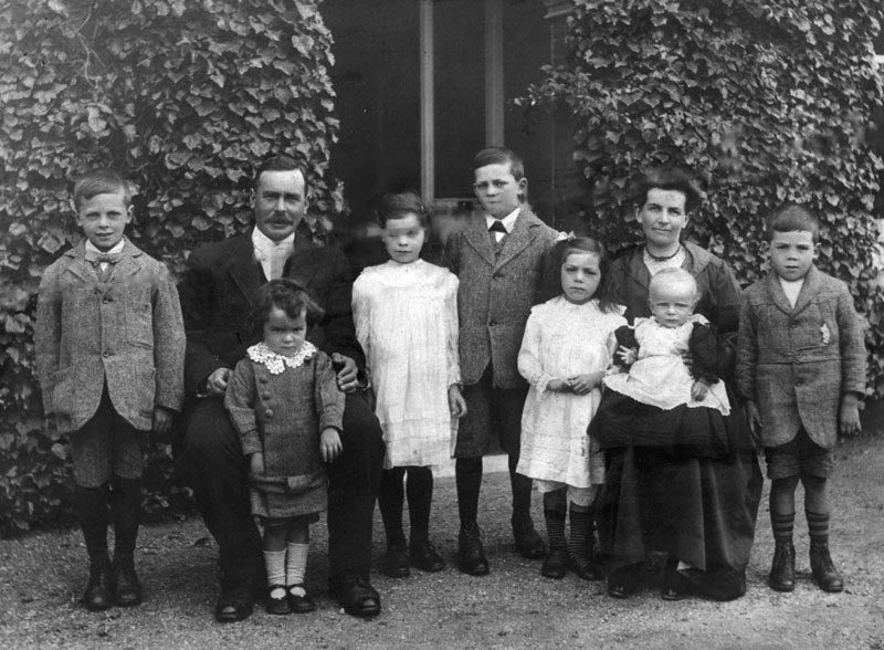 File:An17EdgarWarwickLouisa(Pallot)Children.jpg