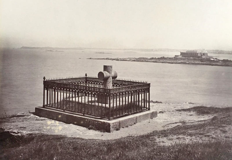 File:D18StMalo1899ChateaubriandTomb.jpg