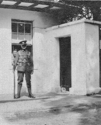File:E20GovHouseGuard1925.jpg