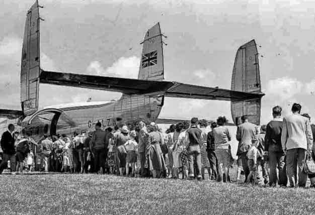 File:Airport1953AmbassadorQueue.jpg