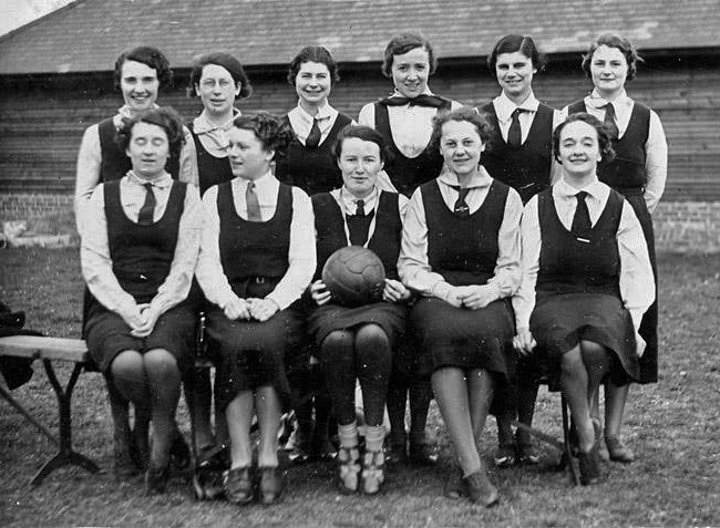 File:Sue15JLCNetball1923.jpg