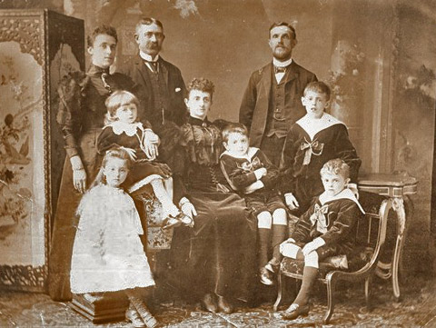 File:Anc15FalleFamily3.jpg