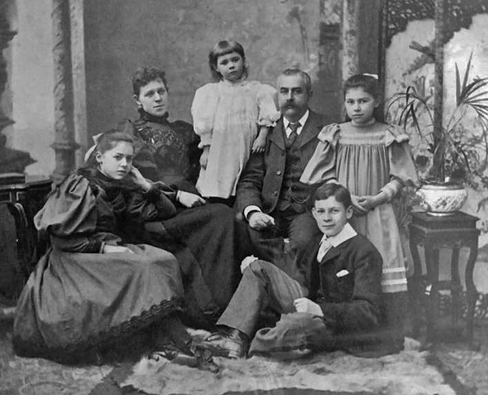 File:F18DeGruchyFamily1895(JFT).jpg