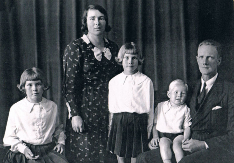 File:U20WilfredCooke&Family.jpg