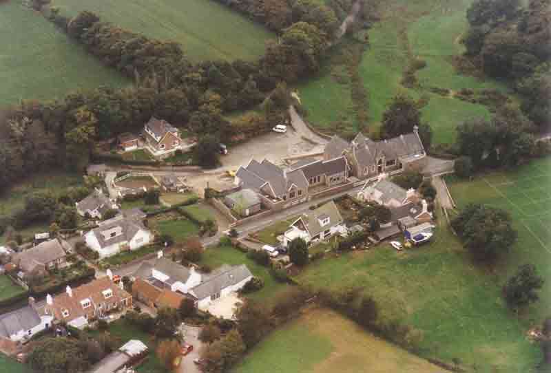 File:Aerial-TrinitySchool1995.jpg