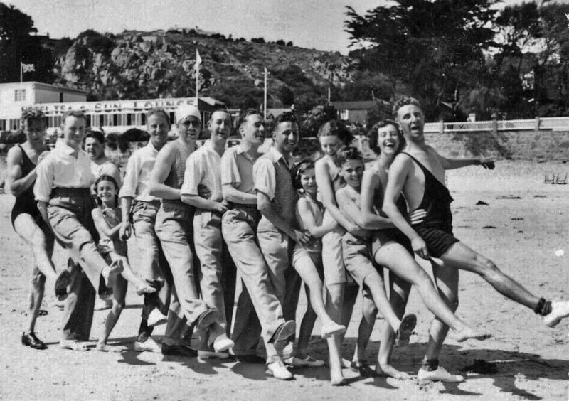 File:E22BeachGroup1938.jpg
