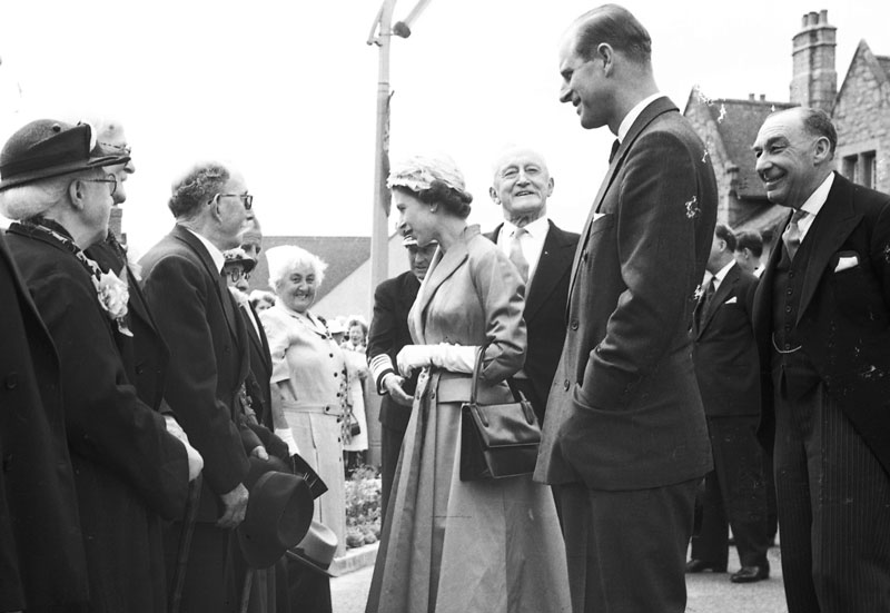 File:F21RoyalVisitVictoriaCottageHomes1957.jpg