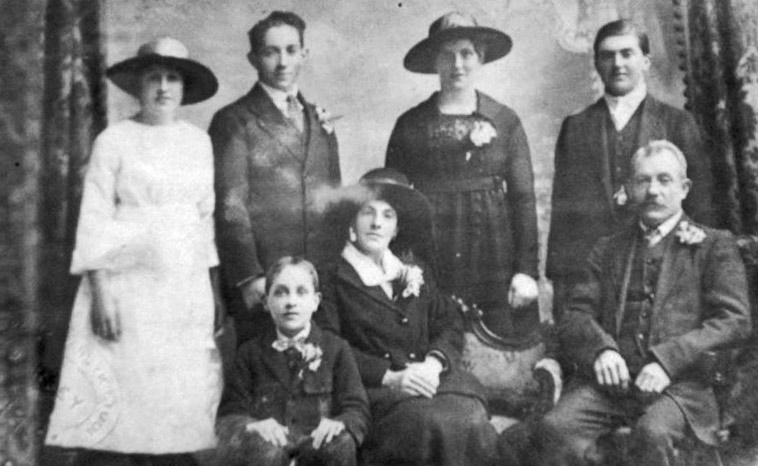File:Del15Family1910.jpg