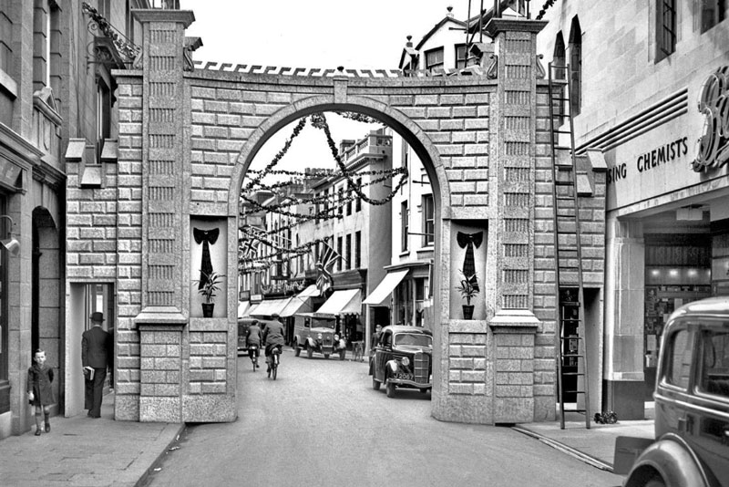 File:J25QueenStreetArch1937.jpg