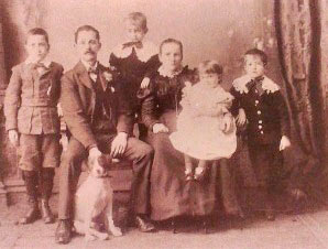John Tourgis Egre (1861- ), his wife Eliza Margaret, nee McDonald (1862- ) and four of their nine children
