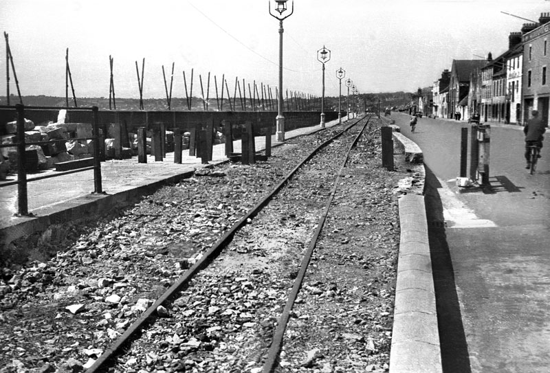 File:J25EsplanadeRailwayTrack.jpg