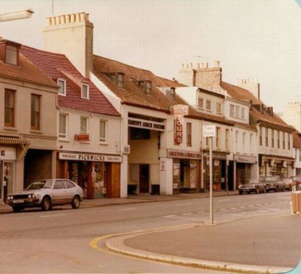 File:Lib18ParadeShops1980.jpg