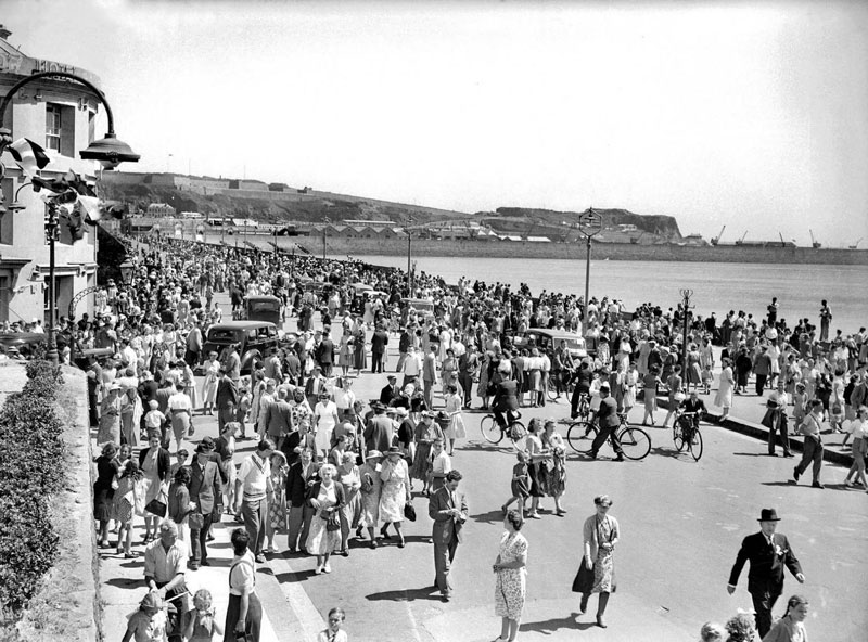 File:J25RoyalVisit1949EsplanadeCrowd.jpg